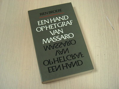 Broere, Rien - Een  hand op het graf van Massaro