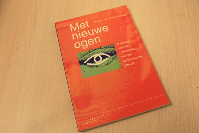 9789062833771 Met  nieuwe ogen - Werkboek voor de ontwikkeling van een transculturele