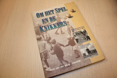 9789066970748 . Titel:  Om het spel en de knikkers - 495 Kinderspelen uit de jaren veertig en vijftig.