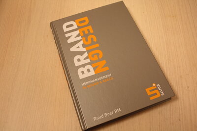 9789043032315 . Titel:  Brand design met / merkmanagement in woord & beeld