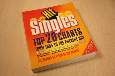 9780879308087 . Titel:  Hit Singles / Top 20 Charts from 1954 to the Present Day