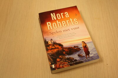 9789022568385 . Titel:  Spelen met vuur / Deel 3 van de Het eiland van de drie zusters-trilogie (ook los te lezen)