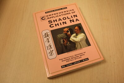 9780940871366 . Titel:  Comprehensive Applications in Shaolin Chin Na / The Practical Defense of Chinese Seizing Arts for All Styles