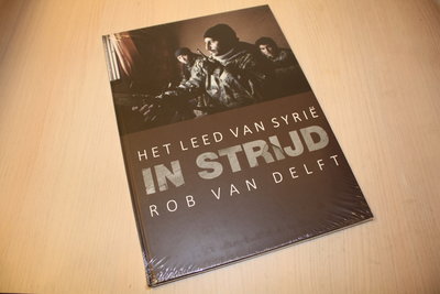 9789082824704 Delft, Rob van - IN STRIJD - Het leed van Syrië