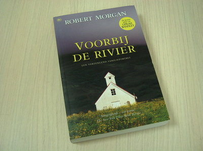  Morgan, Robert  - Voorbij  de rivier - Een verzengend familieportret.