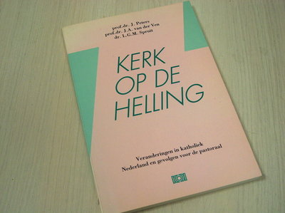 Peters, J. - Kerk op de helling / druk 1 / veranderingen in katholiek Nederland en gevolgen voor d
