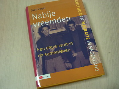 Vogel, Jaap - Nabije Vreemden. - Een eeuw wonen en samenleven