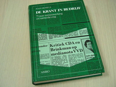 Hemels, Joan - De krant in bedrijf, 75 jaar samenwerking en samenleving- gebonden uitgave