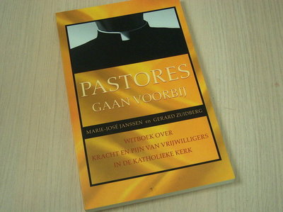 Janssen, M.J.  Zuidberg, G. - De Pastores gaan voorbij / witboek over kracht en pijn van vrijwilligers in de katholieke