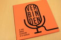 Boek met harde kaft  -  Nog NIEUWSTAAT VERBINDEN 35 jaar omroep Gelderland in 35 verhalen