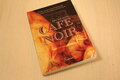 9789464610543 . Titel:  Cafe Noir / Liefde, passie en een dramatische gebeurtenis verbond hen voor het leven